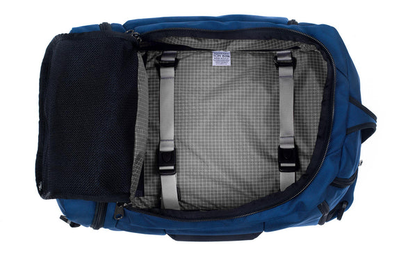 An open Techonaut 30 with a Navy exterior and a Northwest Sky (grey) interior.